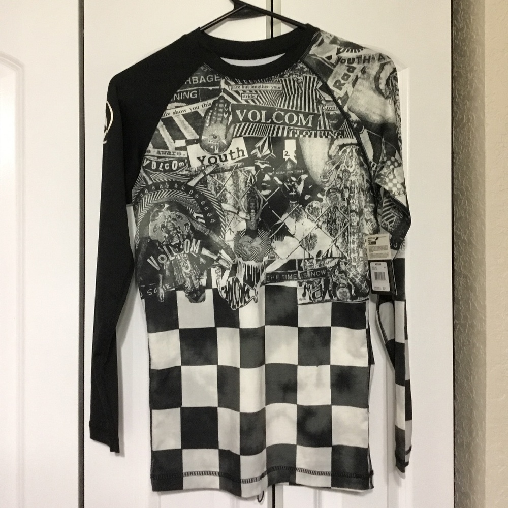 Volcom Men’s LS size M Rashguard Surf Swim shirt